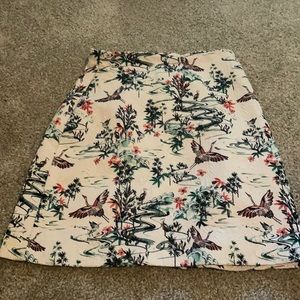 Short, white textured printed skirt size 6